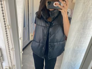 Chaleco negro acolchado efecto piel.