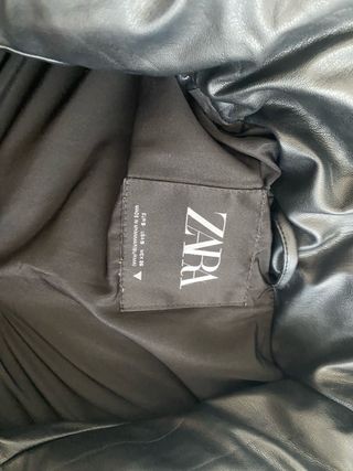 Chaleco negro acolchado efecto piel.