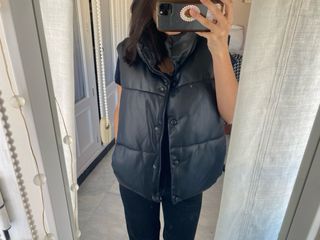 Chaleco negro acolchado efecto piel.