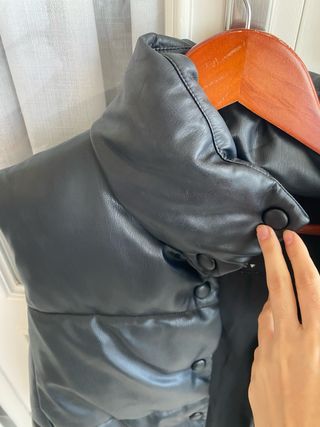 Chaleco negro acolchado efecto piel.