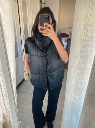 Chaleco negro acolchado efecto piel.