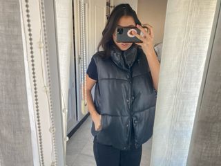 Chaleco negro acolchado efecto piel.