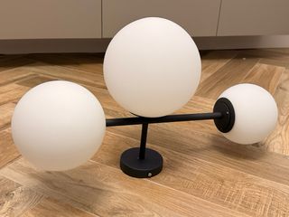 Lampada da parete nera con sfere