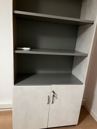 Estantería con puertas