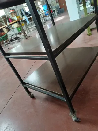 Estantería metálica y de madera