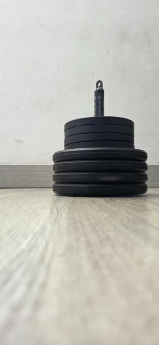 Banco de pesas y barra con discos