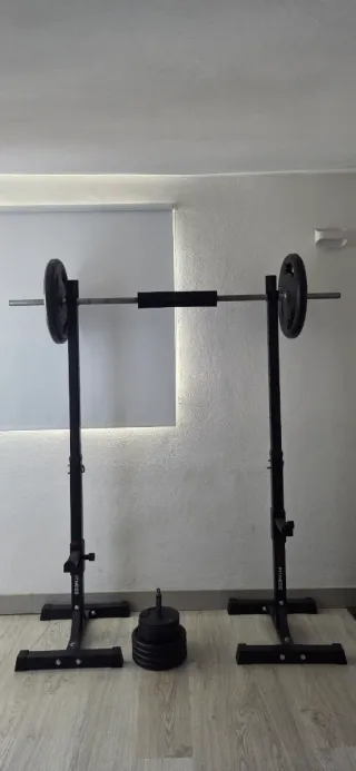 Banco de pesas y barra con discos