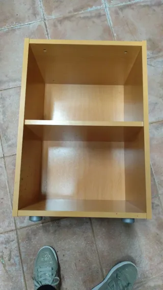 Mesita auxiliar con una balda