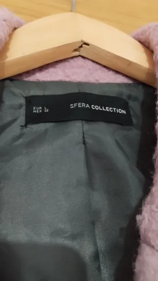 Abrigo morado talla L de Sfera.