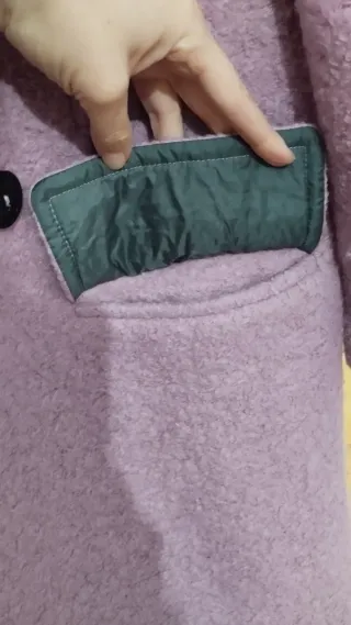 Abrigo morado talla L de Sfera.