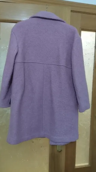 Abrigo morado talla L de Sfera.