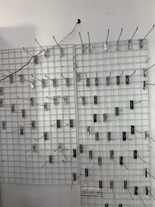 Estantería metálica de pared con todos los ganchos