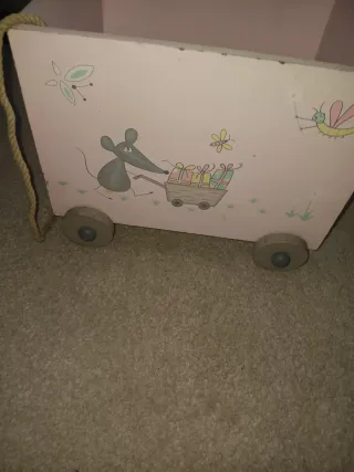 Carro de madera para juguetes