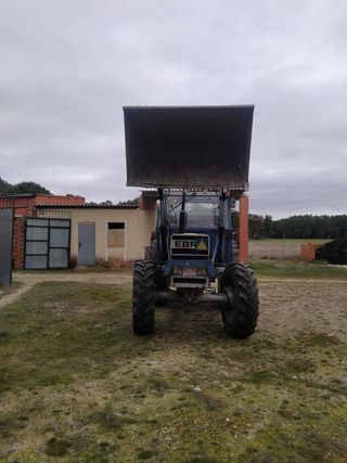 Tractor Ebro 6090 con pala