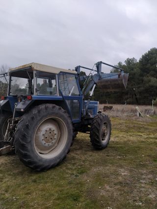 Tractor Ebro 6090 con pala