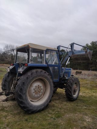 Tractor Ebro 6090 con pala