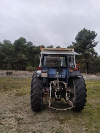 Tractor Ebro 6090 con pala