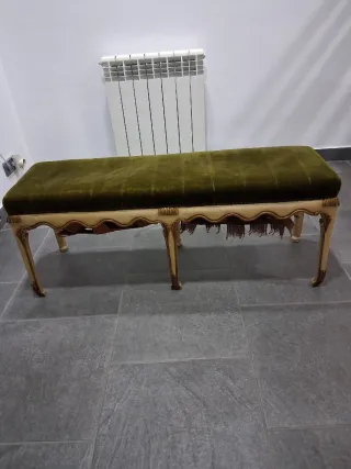 Taburete pie de cama tapizado con antigüedad