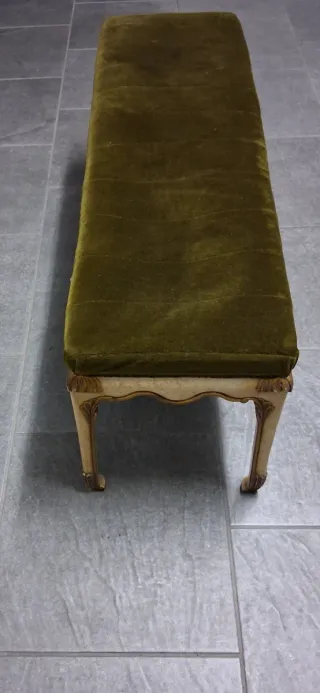 Taburete pie de cama tapizado con antigüedad