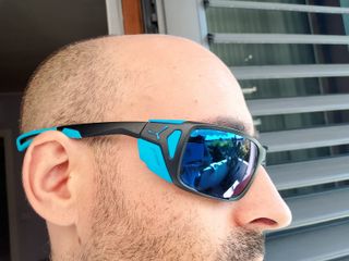 Occhiali Oakley neri e blu