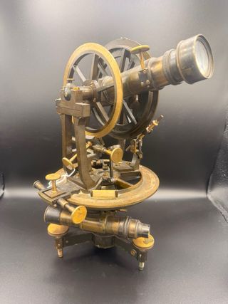 Teodolito antiguo de bronce