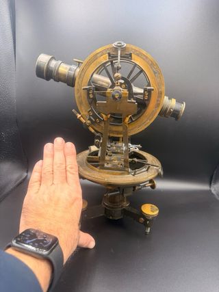 Teodolito antiguo de bronce
