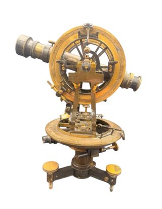 Teodolito antiguo de bronce