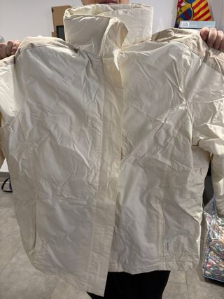 Anorak impermeable beige y marrón talla L/XL.