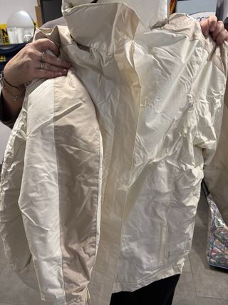 Anorak impermeable beige y marrón talla L/XL.