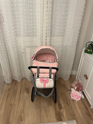 Coche de muñecas rosa