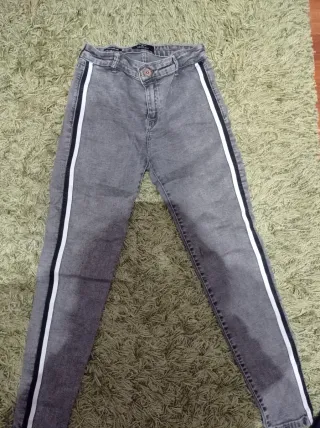 Pantalones grises con raya lateral