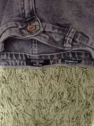 Pantalones grises con raya lateral