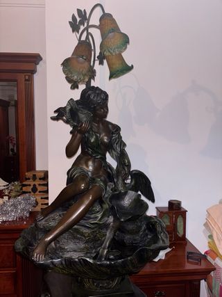 Fuente de metal y piedra