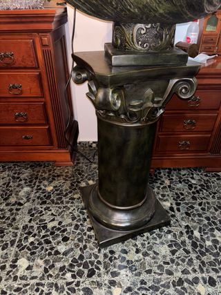 Fuente de metal y piedra