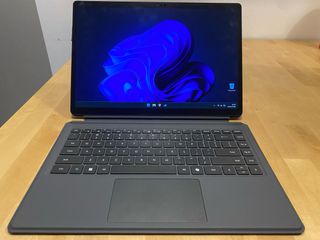 Minisforum V3 SE 3 en 1 (tablet/portátil/monitor)