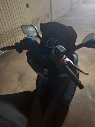 Moto Sym Azul