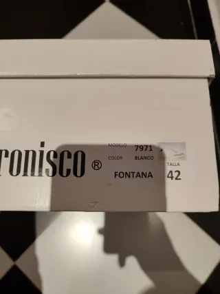 Zapatillas Tronisco Blancas y Negras. 42.