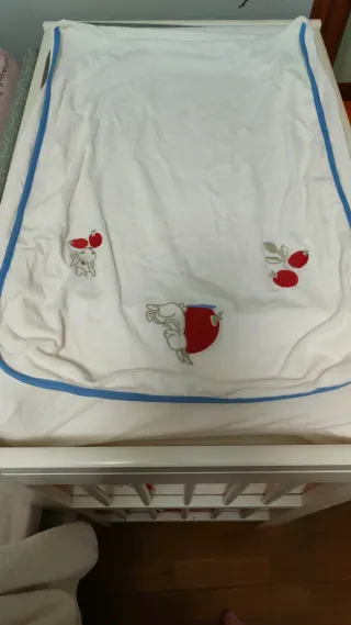 Cambiador IKEA + colchoneta + fundas