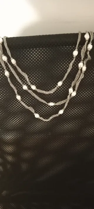 Pendientes largos plateados con perlas, collar y a