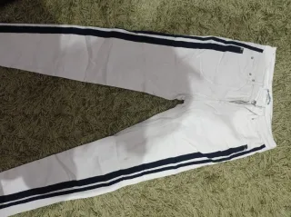 Pantalones vaqueros blancos con raya lateral