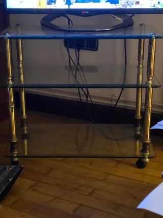 Mesa auxiliar cristal y metal dorado