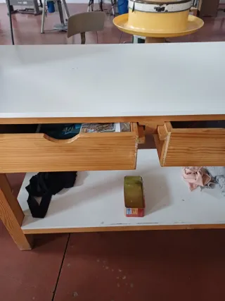 Mesa de madera con cajones
