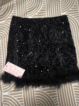 Falda negra lentejuelas con plumas