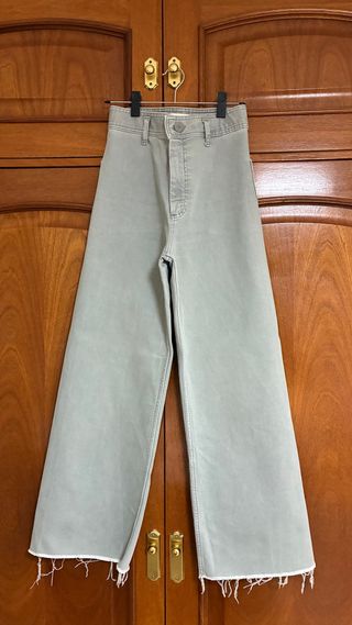 Pantalones anchos verde deshilachados