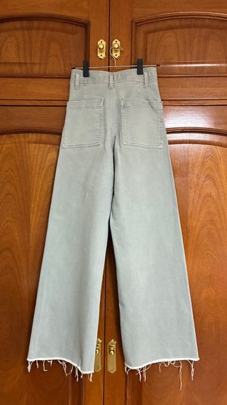 Pantalones anchos verde deshilachados