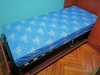 Colchón de tela azul con estampado floral