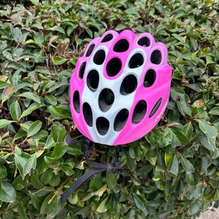 Patinete infantil rosa con casco de regalo