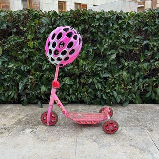 Patinete infantil rosa con casco de regalo