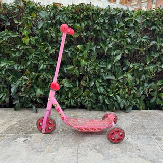 Patinete infantil rosa con casco de regalo