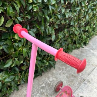 Patinete infantil rosa con casco de regalo